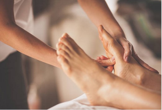 Massage réflexologie du pieds droit